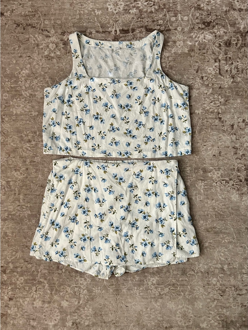 Old Navy Women's Floral Tank & Shorts Summer Set - White with Blue Floral